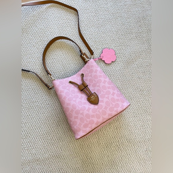 Meet the Posher Handbags - Coach Pink Crossbody Bag
Size: 21cm